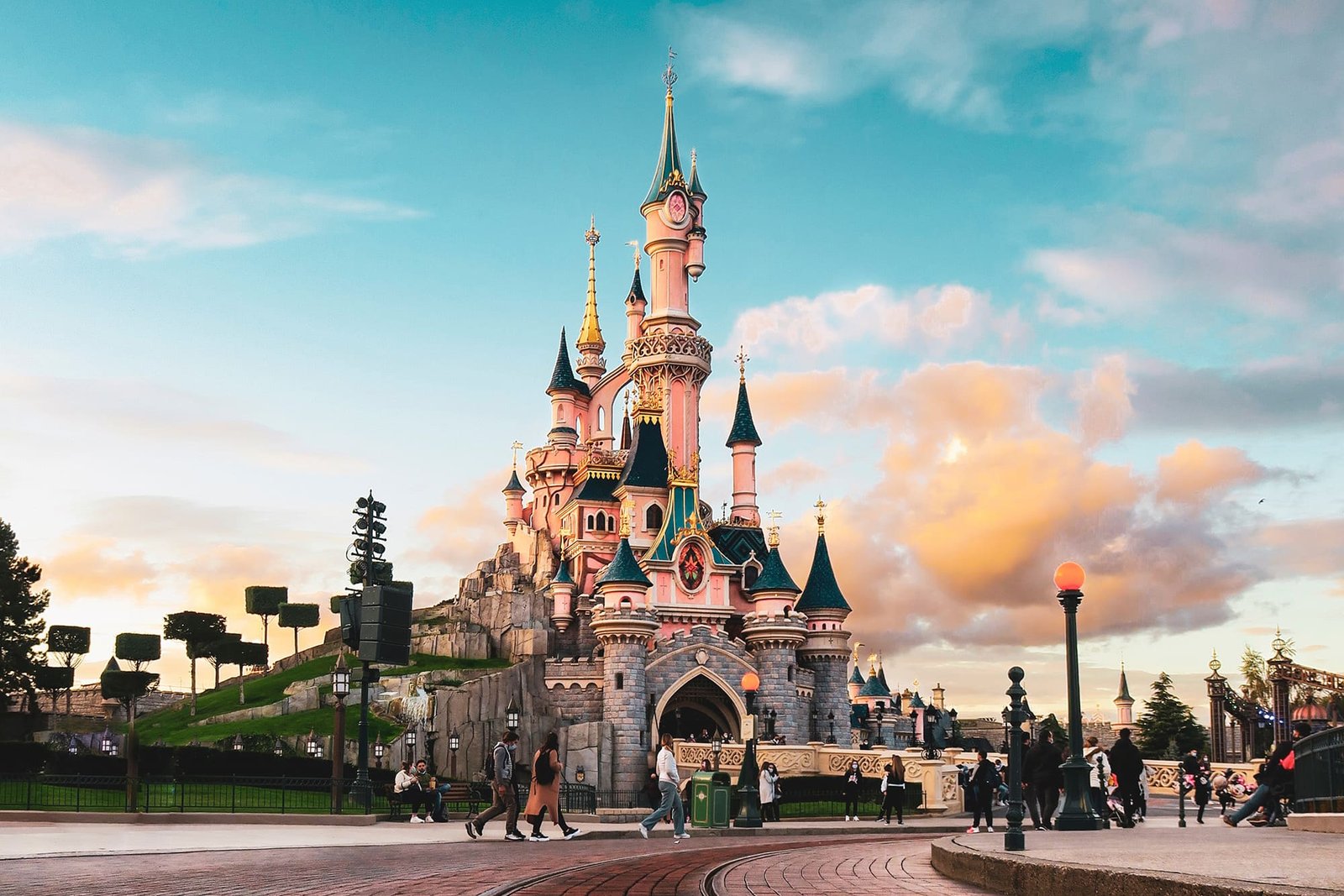 Réservez un chauffeur VTC à Paris pour vous rendre dans des parcs d'attractions et visiter des monuments